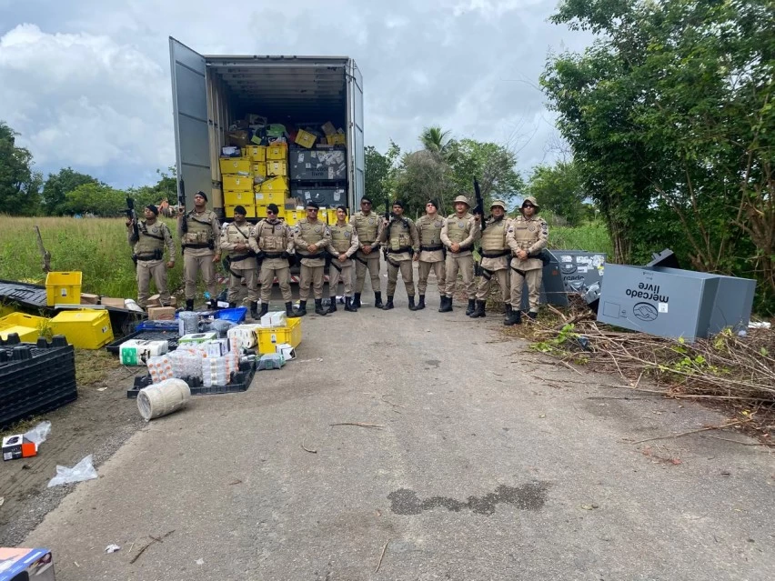 caminhao-roubado-e-abandonado-por-criminosos-apos-confronto-com-a-pm