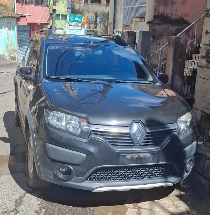 sem-placas:-policia-recupera-carro-roubado-abandonado-em-sao-caetano