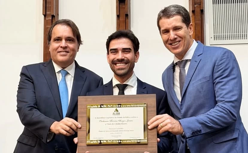 junior-maraba-chama-ze-coca-de-“referencia”-e-“gigante-da-politica”