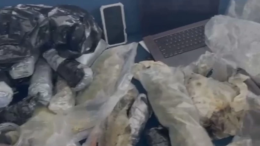 trafico-em-apartamento:-homem-e-preso-com-drogas-e-r$-6-mil-em-amaralina