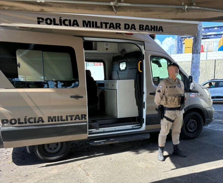 suspeito-com-mandado-de-prisao-em-aberto-e-preso-pela-pm-na-calcada