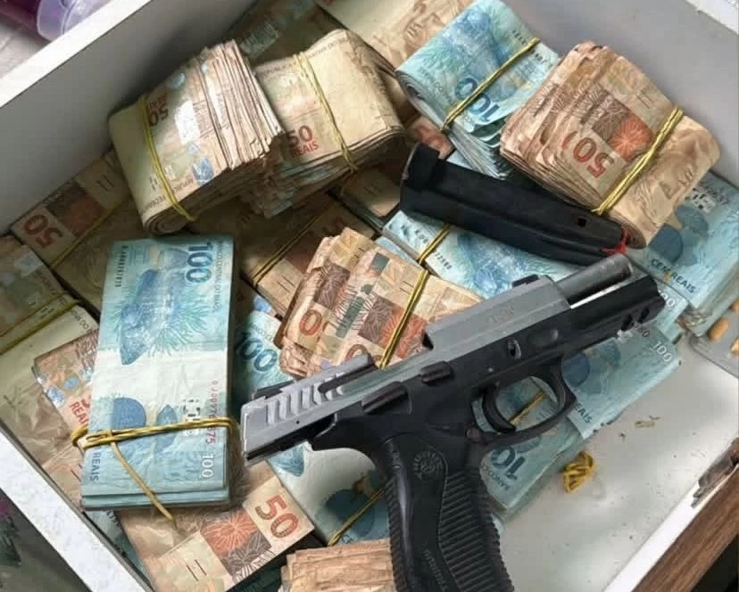 operacao-e-flagra!-rinha-de-galos,-trafico,-pistola-e-dinheiro-no-barro-duro