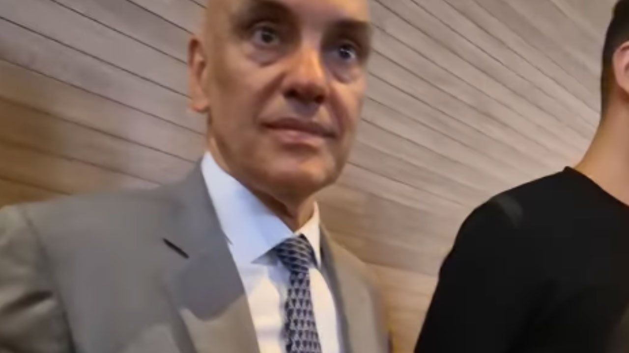 moraes-evita-imprensa-apos-questionamento-sobre-democracia-em-evento-na-usp