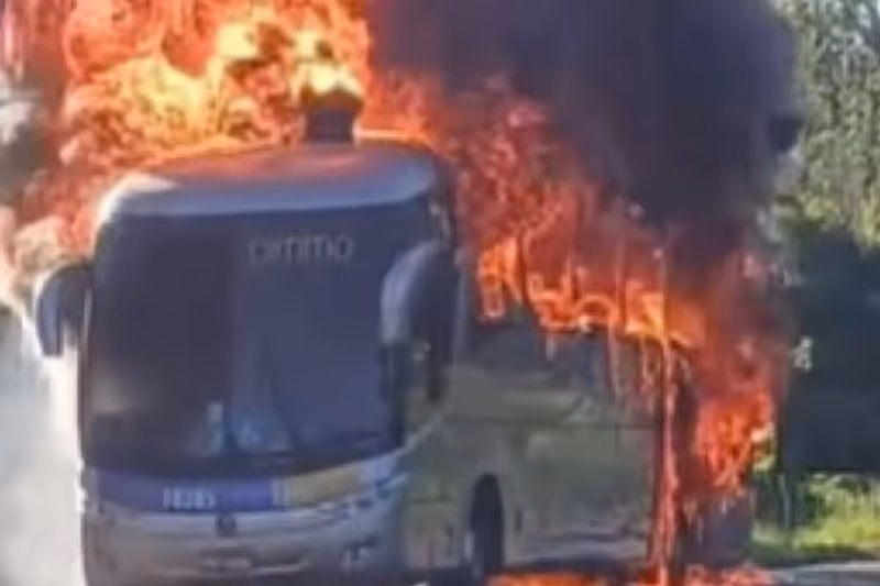 urucuca:-onibus-registra-principio-de-incendio-e-passageiros-sao-retirados-as-pressas