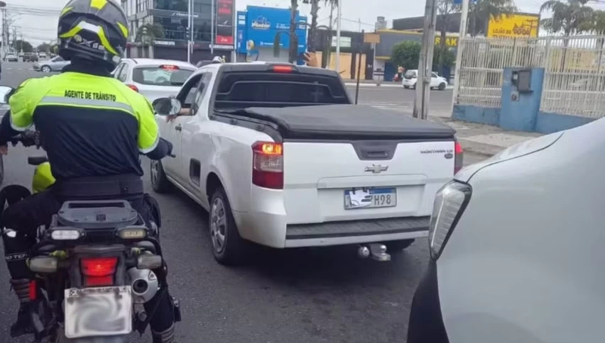 feira-de-santana:-motorista-e-preso-apos-atropelar-agente-de-transito-durante-fuga