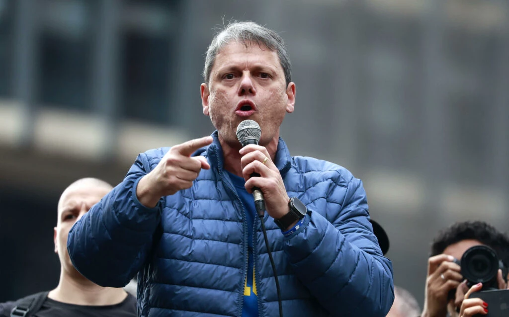 flavio-bolsonaro-pode-vencer-no-1o-turno,-afirma-tarcisio