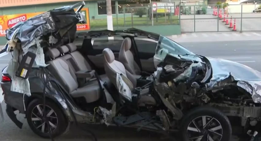 surreal:-carro-tem-teto-arrancado-apos-batida-com-caminhao;-veja-detalhes