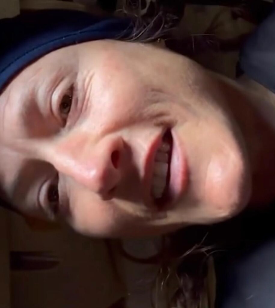 astronauta-registra-no-celular-o-brilho-da-terra-durante-a-missao-artemis-ll